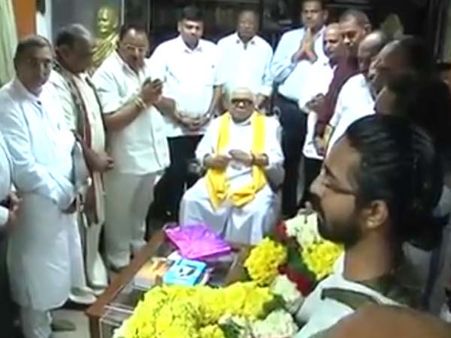 கருணாநிதியின் கோபாலபுரத்து வீட்டில் ஒலித்த வேதமந்திரங்கள்... வைரல் வீடியோ