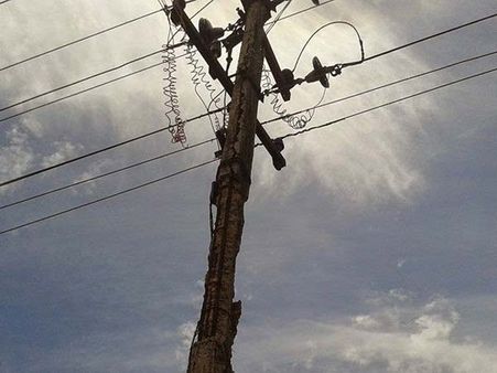 அடிக்கடி ஏற்படும் மின்பழுது...அதிகாரிகள் அலட்சியம் - முறிந்து விழுந்த மின்கம்பத்தால் 2 பேர் படுகாயம்