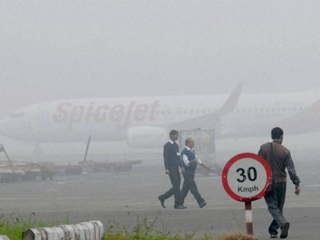 போகி புகை, பனிமூட்டம்: சென்னையில் விமான சேவையில் பாதிப்பு