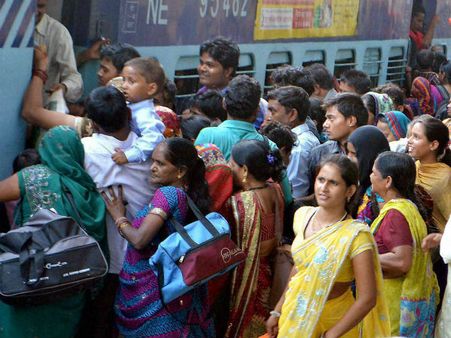 பொங்கல் பண்டிகை கொண்டாட சொந்த ஊர் பயணம்: பஸ், ரயில் நிலையங்களில் அலைமோதும் பயணிகள் கூட்டம்