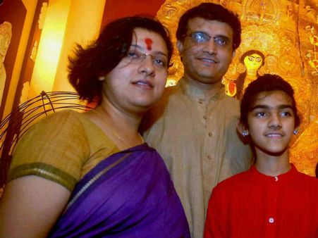 கார் மீது லாரி மோதி விபத்து - கங்குலி மனைவி, மகள் அதிர்ஷ்டவசமாக உயிர் தப்பினர்