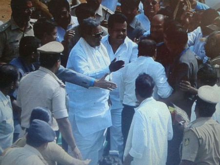 மாநகராட்சி ஆணையரை கன்னத்தில் அறைந்தார் கர்நாடகா முதல்வர் சித்தராமையா?