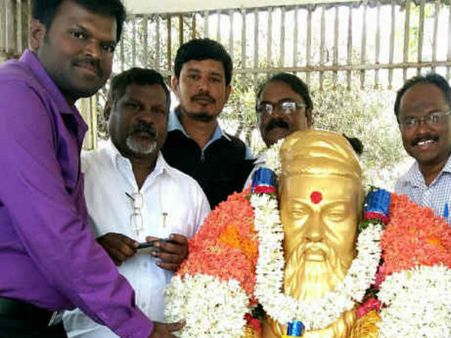இன்று திருவள்ளுவர் தினம் - அய்யன் சிலைக்கு கர்நாடக தமிழ் பத்திரிக்கையாளர்கள் மாலை அணிவித்து மரியாதை!