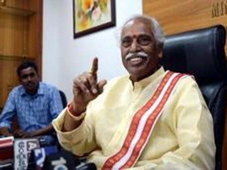 தலித் மாணவர் தற்கொலை பிரச்சினை விஸ்வரூபம்.. மத்திய அமைச்சர் தத்தாத்ரேயா பதவிக்கு ஆபத்து