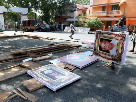 கட்-அவுட் வைப்பதில் க.க.க போ.. 'மெட்ராஸ்' திரைப்பட சுவர் பாணியில் அதிமுகவினர் அடாவடி
