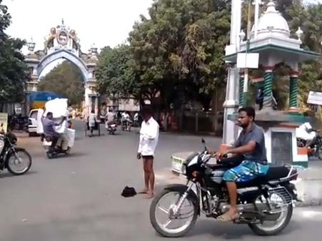 ஆடையை அவிழ்த்துவிட்டு ஆட்டம்போட்ட குடிமகன்.. கண்ணை மூடியபடி ஓடிய கரூர் பெண்கள்