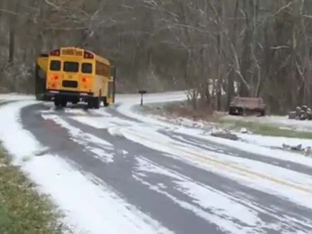 அமெரிக்காவில் கடுமையான பனிப்புயல்: 3 அடி உயரத்திற்கு சாலையில் குவிந்த பனி.. மக்கள் முடக்கம்