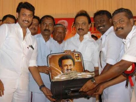 ஸ்டாலினிடம் ரூ. 50 லட்சம் 