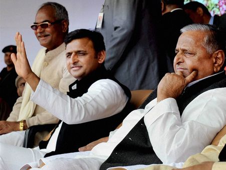 அகிலேஷ் யாதவ் அமைச்சர்களில் பாதி பேர் பணத்திலேயே குறியாக இருக்கிறார்கள்: முலாயம் தாக்கு