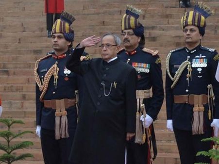 ராஜபாதையில் தேசியக் கொடியேற்றினார் குடியரசுத் தலைவர் பிரணாப் முகர்ஜி!