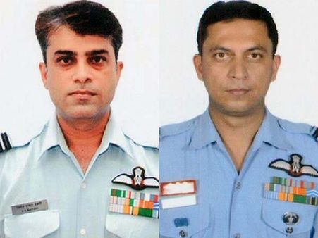 நேபாள பூகம்பத்தில் சிக்கியவர்களை மீட்ட விமானப்படை விமானிகள் 2 பேருக்கு வாயு சேனா பதக்கம்