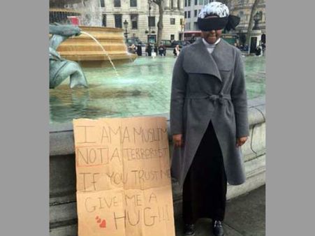 என்னை நம்பினால் கட்டிப்பிடிங்க: லண்டனில் பொதுமக்களை கேட்ட 18 வயது முஸ்லீம் பெண்