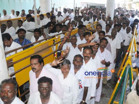 அதிமுகவில் 110 எம்.எல்.ஏக்களுக்கு கல்தா?... சீட் வாங்க அலைமோதும் புதுமுகங்கள்