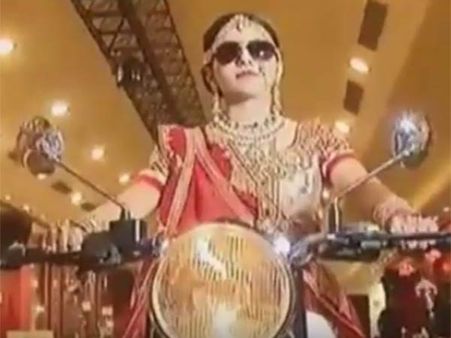 ஒய்யாரமாக மணமேடைக்கு புல்லட்டில் வந்த மணப்பெண்... ஷாக்கான உறவினர்கள்!