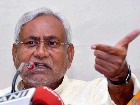 தியாகிகள் நிகழ்ச்சியில் பங்கேற்ற பீகார் முதல்வர் நிதீஷ் மீது செருப்பு வீச்சு... இளைஞர் கைது