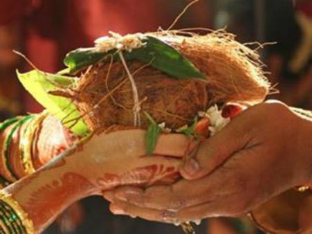 திருமணத்தன்று 18,000 விதவைகளை வரவழைத்து மகனை வாழ்த்த வைத்த தொழில் அதிபர்