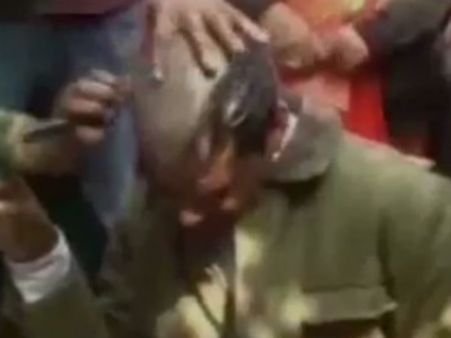 உ.பி.யில் பயங்கரம்... மதம் மாற்றிய நபரை மொட்டை போட்டு கழுதையில் ஏற்றிய பஜ்ரங்தள் தொண்டர்கள்