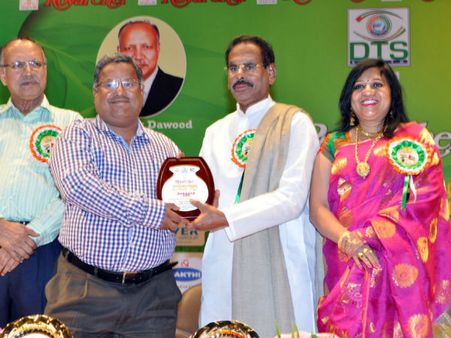 வளமான வாழ்க்கைக்கு துணை நிற்பது சொந்தமா, சொத்தா?: துபாயில் நடந்த பட்டிமன்றம்