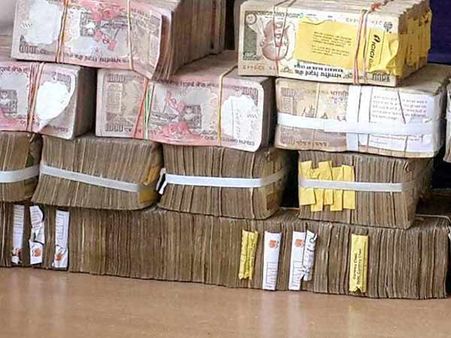 ஹவாலா பணத்துடன் 2 பேர் கைது- ரூ.90 லட்சத்துடன் எஸ்கேப்பான நபருக்கு போலீஸ் வலை வீச்சு