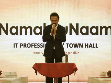 உள்ளூரில் ஓணான் பிடிக்காதவன், உடையார்பாளையம் போய் உடும்பு பிடிப்பான்