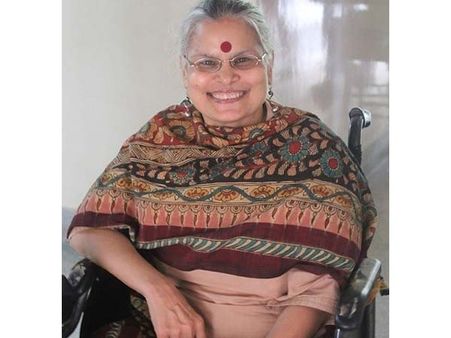 சக்கர நாற்காலி தராத ஏர் இந்தியா.. ஏர்போர்ட் முனையத்திற்கு தவழ்ந்தே சென்ற மாற்றுத்திறனாளி பெண்