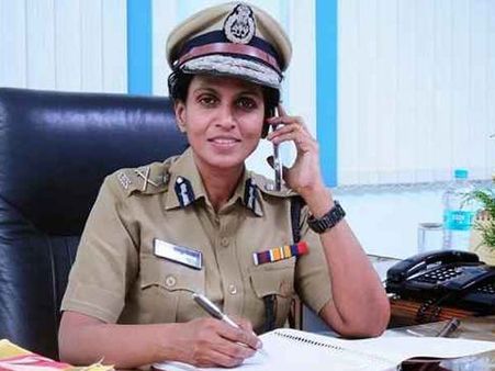 29 வருஷமாக தொல்லை கொடுத்த உயர் அதிகாரி.. பேஸ்புக்கில் கொட்டித் தீர்த்த பெண் ஐபிஎஸ் அதிகாரி!