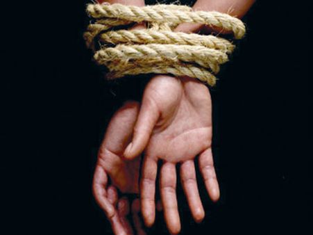 அதிமுகவில் சீட் கேட்டு விருப்பமனு கொடுத்த பெண்ணின் கணவர், தங்கையை கடத்திய கும்பல்