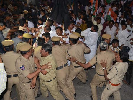 ஹைதராபாத் மாநகராட்சி தேர்தல்... காங்- மஜ்லீஸ் கட்சி தொண்டர்கள் பயங்கர மோதல்- போலீஸ் தடியடி!