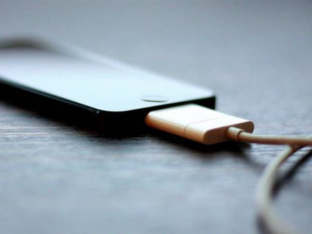 சார்ஜர் போட்டபடி பேச்சு... செல்போன் வெடித்து 9 வயது சிறுவனின் பார்வை பறிபோனது... சென்னையில் பரிதாபம்