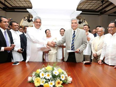 இலங்கை ஆளும் கூட்டணியில் இணைந்தார் சரத்பொன்சேகா... விரைவில் அமைச்சராகிறார்