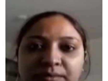 ஜெர்மனி அகதிகள் முகாமில் மகளுடன் சிக்கிய இந்தியப்பெண்... பத்திரமாக மீட்பு... டெல்லி வந்தடைந்தார்!