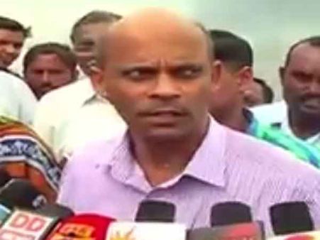 மறுபடியும் மாட்டிக் கொண்ட ‘அம்மா ஆணைக்கிணங்க’ புகழ் சேலம் கலெக்டர்... நிருபரைத் தாக்கினார்!