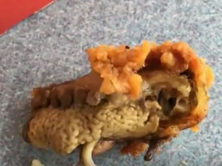 என்னதான்யா நடக்குது கேஎப்சியில?: முதலில் கோழி கக்கா, இப்போ...