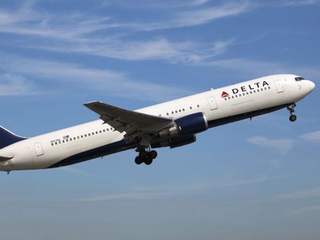 பயணிகள் முன்பு சிப்பந்தி பெண்கள் குழாயடி சண்டை: விமானம் அவசர தரையிறக்கம்