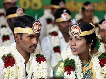 இலவச திருமணம்: 68 சீர்வரிசை பொருட்கள்... கூடவே மணமக்கள் நெற்றியில் அம்மா ஸ்டிக்கர்