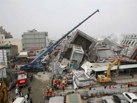 தைவான் பூகம்பம்: பலி 18 ஆக உயர்வு.. இடிபாட்டில் 24 மணி நேரம் சிக்கித் தவித்தவர் உயிருடன் மீட்பு