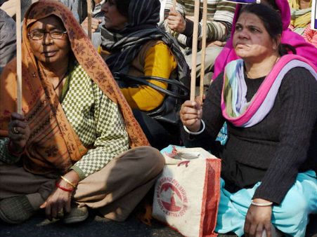 தீர்வு கிடைக்கும் வரை ஸ்டிரைக் தொடரும்.. டெல்லி மாநகராட்சி துப்புரவு தொழிலாளர்கள்