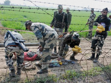 10 கிலோ ஹெராயினுடன் பாகிஸ்தானிலிருந்து ஊடுறுவிய 4 கடத்தல்காரர்களை சுட்டுக் கொலை