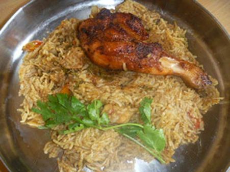 'கும்' பிரியாணி.. சுற்றிச் சுற்றி வந்த பெண்கள்.. பொட்டலங்களுக்கு போலீஸ் பாதுகாப்பு... அதிமுக கலாட்டா