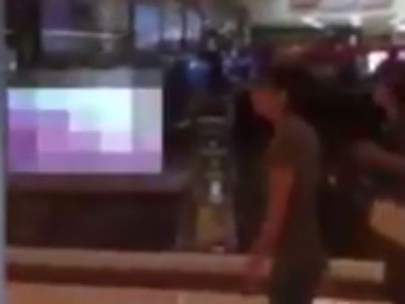 டிவி ஷோரூம் ஷோகேஸில் வைக்கப்பட்டிருந்த டிவியில் 