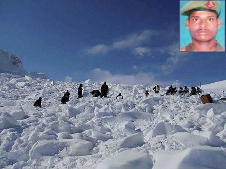 சியாச்சினில் உயிருடன் மீட்கப்பட்ட ராணுவ வீரர்-48 மணிநேரத்துக்கு கிரிட்டிக்கல் நிலை- மருத்துவர்கள்