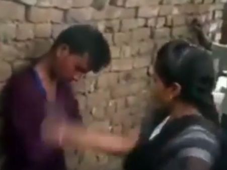 ஈவ் டீசிங் செய்த இளைஞரை செருப்பால் சரமாரியாக அடித்த பெண்... வைரலான வீடியோ!