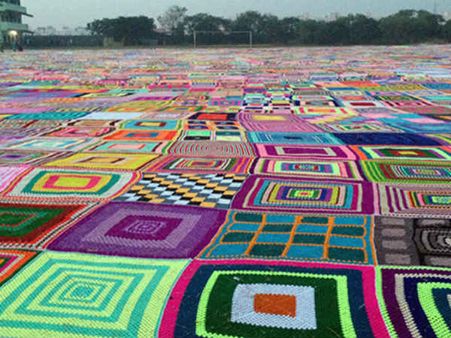 உலக சாதனை... பேஸ்புக் தோழிகள் 2500 பேர் சேர்ந்து உருவாக்கிய ‘படா’ சைஸ் போர்வை!