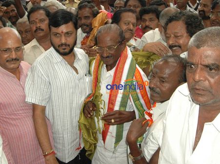 மது விலக்கு கோரி 48வது நாளாக நடை பயணம்: நெல்லை அருகே மயங்கி விழுந்த குமரி அனந்தன்