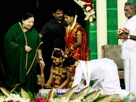 ஒரே மேடையில் 14 அதிமுகவினர் குடும்ப திருமணம்: ஜெயலலிதா தலைமையில் நடந்தது