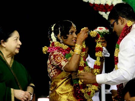 அரசியலில் அப்பா, மகன் உறவுக்கு இடமில்லை... கல்யாணத்தில் ஜெ. சொன்ன கதை யாருக்கு தெரியுமா?