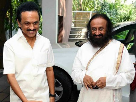 ஸ்டாலினுடன் சந்திப்பு: சாமியை தொடர்ந்து திமுக-பாஜக கூட்டணிக்கு அடி போடும் ஸ்ரீஸ்ரீ ரவிசங்கர்?