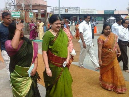 மதுரை மீனாட்சி, பழனி முருகனை வழிபட்ட சசிகலா.. ஜெ. வெற்றிக்காக!