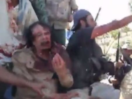 புரட்சிப் படையினரிடம் சிக்கி உயிரிழந்த கடாபி.. திகிலடிக்க வைக்கும் கடைசி நிமிட கோரக் காட்சிகள்!