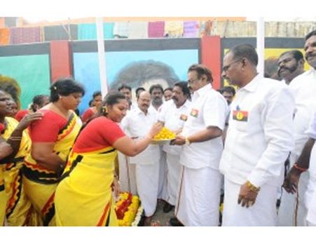 தேமுதிக கொடி நாள்...புரட்சி தீபக் கொடியேற்றி ஸ்வீட் கொடுத்து கொண்டாடிய விஜயகாந்த்!